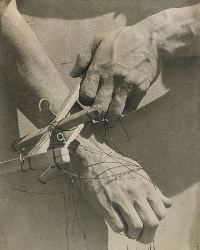 Tina Modotti, Le mani del burattinaio, 1929